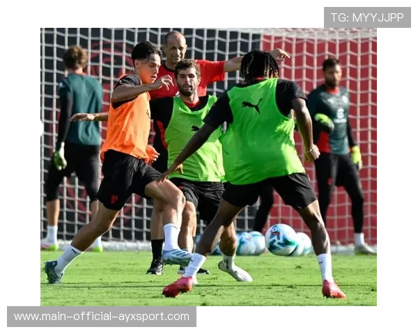 AC米兰主帅亲指挥：球员进行高强度传球接应循环训练