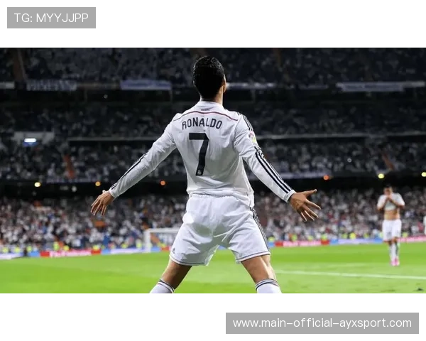 C罗禁区背身横敲为队友创造机会:从个人技艺到团队胜利的传球艺术 C罗禁区背身横敲为队友创造机会:从个人技艺到团队胜利的传球艺术