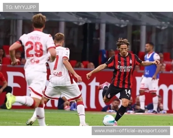 AC米兰门前脚后跟做球再次点燃进攻火花