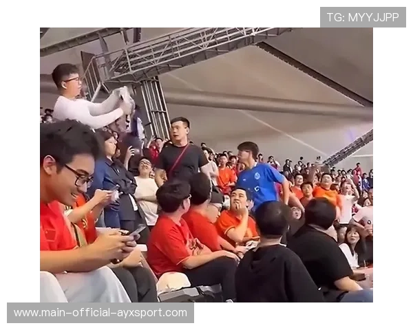 主帅怒踢水瓶被罚上看台！场边表情火爆