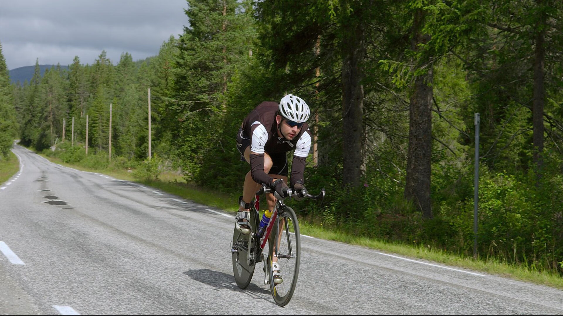 波士顿马拉松突遇极端天气 完赛率创近年新低